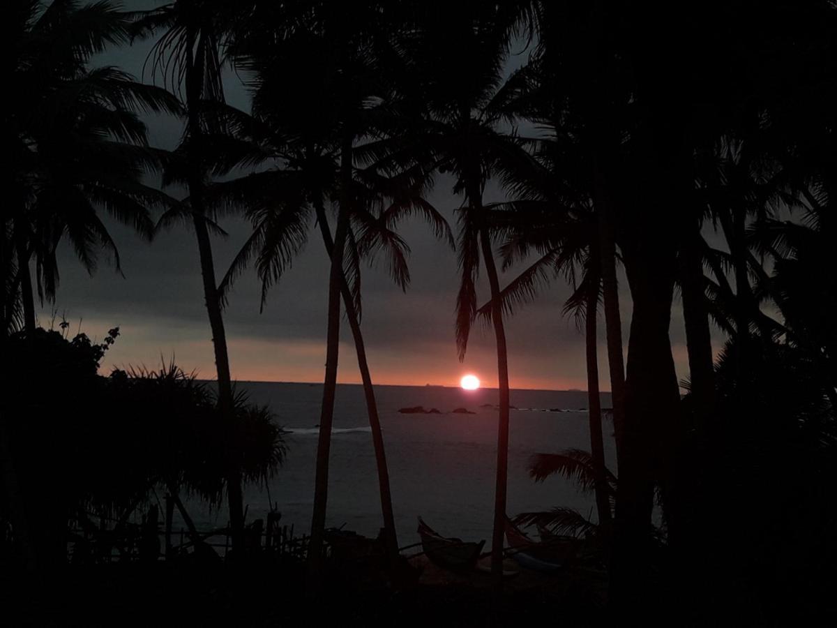 Sunray Rest - Beach View Homestay Mirissa Exterior foto