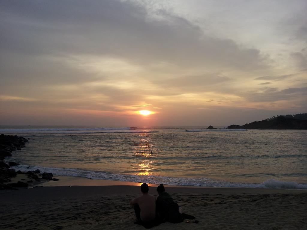 Sunray Rest - Beach View Homestay Mirissa Exterior foto
