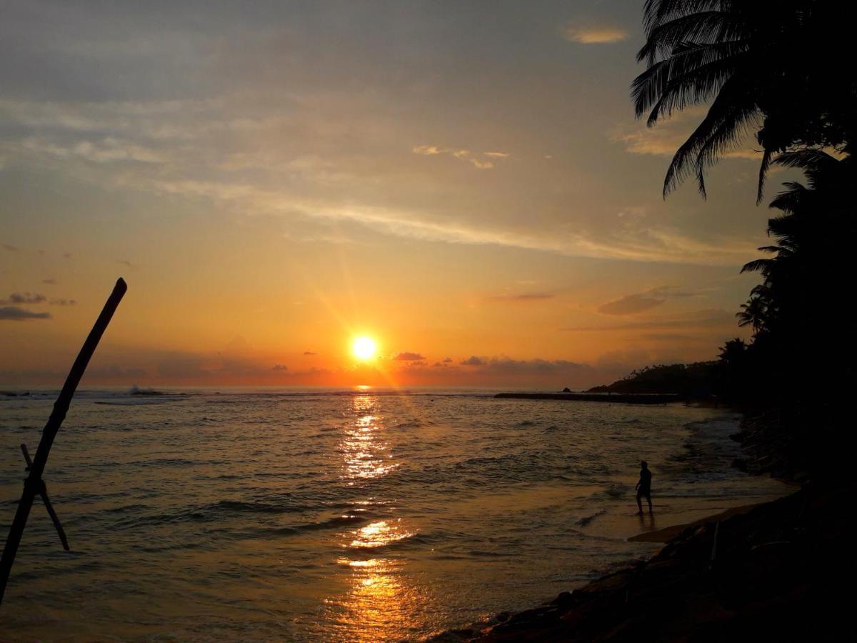 Sunray Rest - Beach View Homestay Mirissa Exterior foto